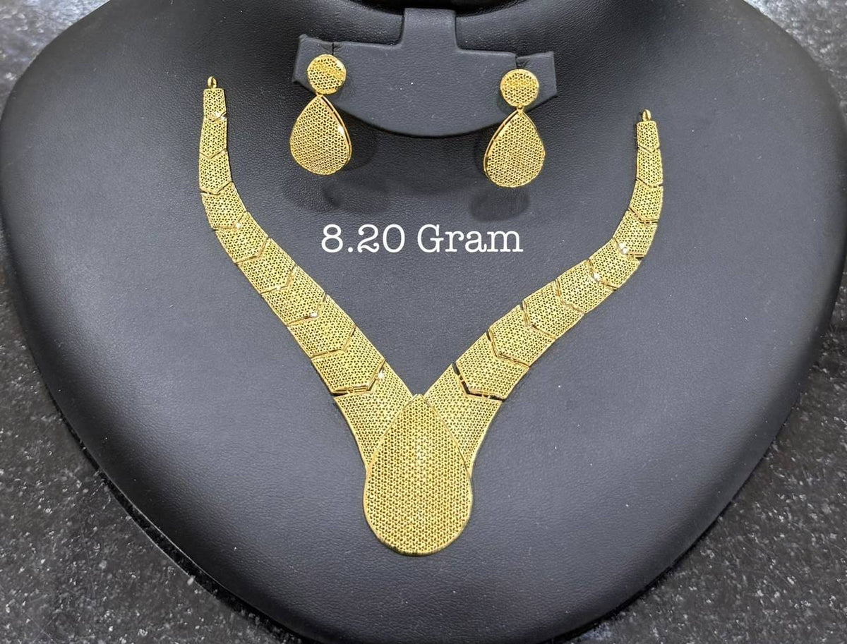 18 Karat Half Set Necklace in 8.2g
