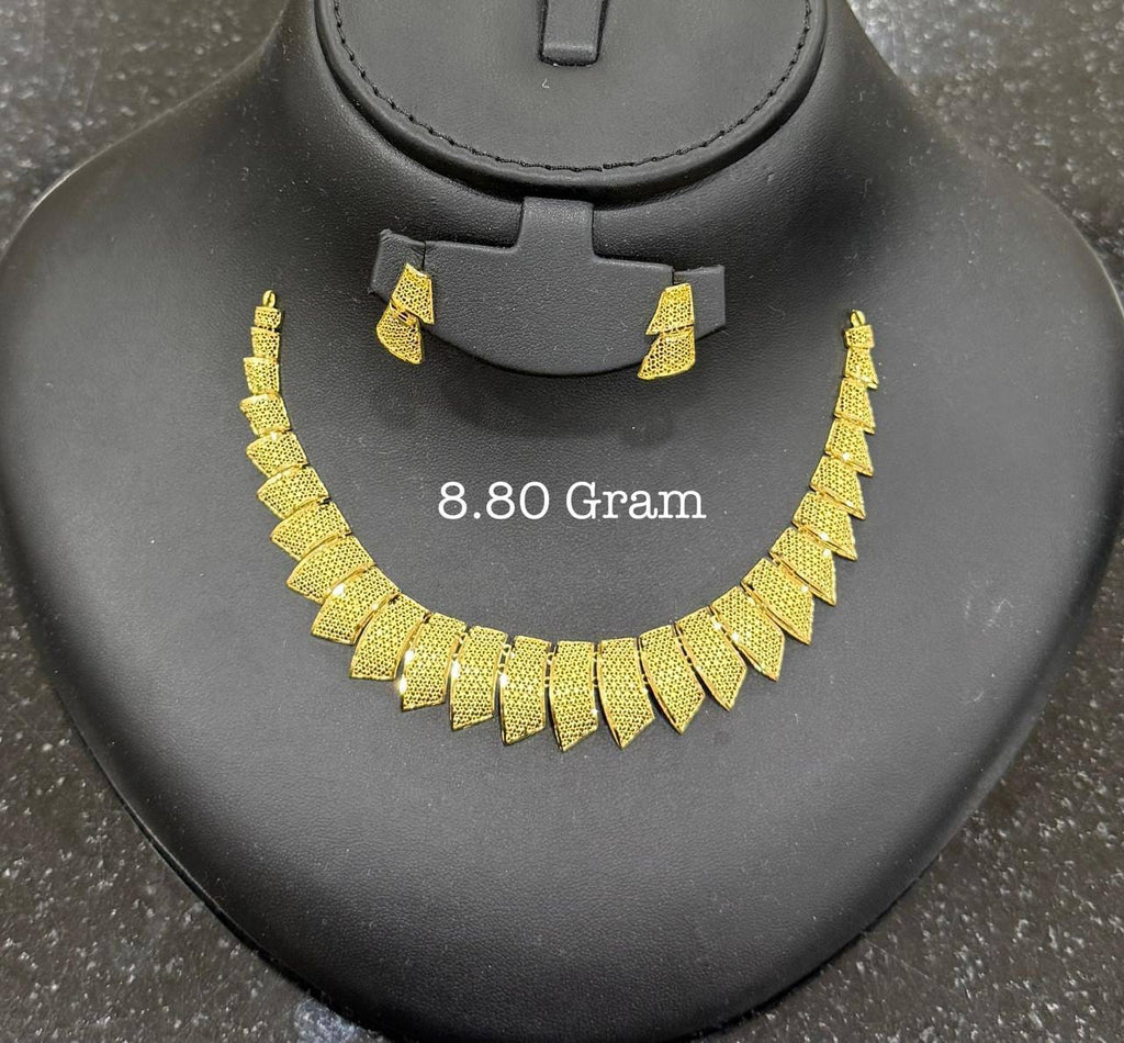 18 Karat Half Necklace Set in 8.80g
