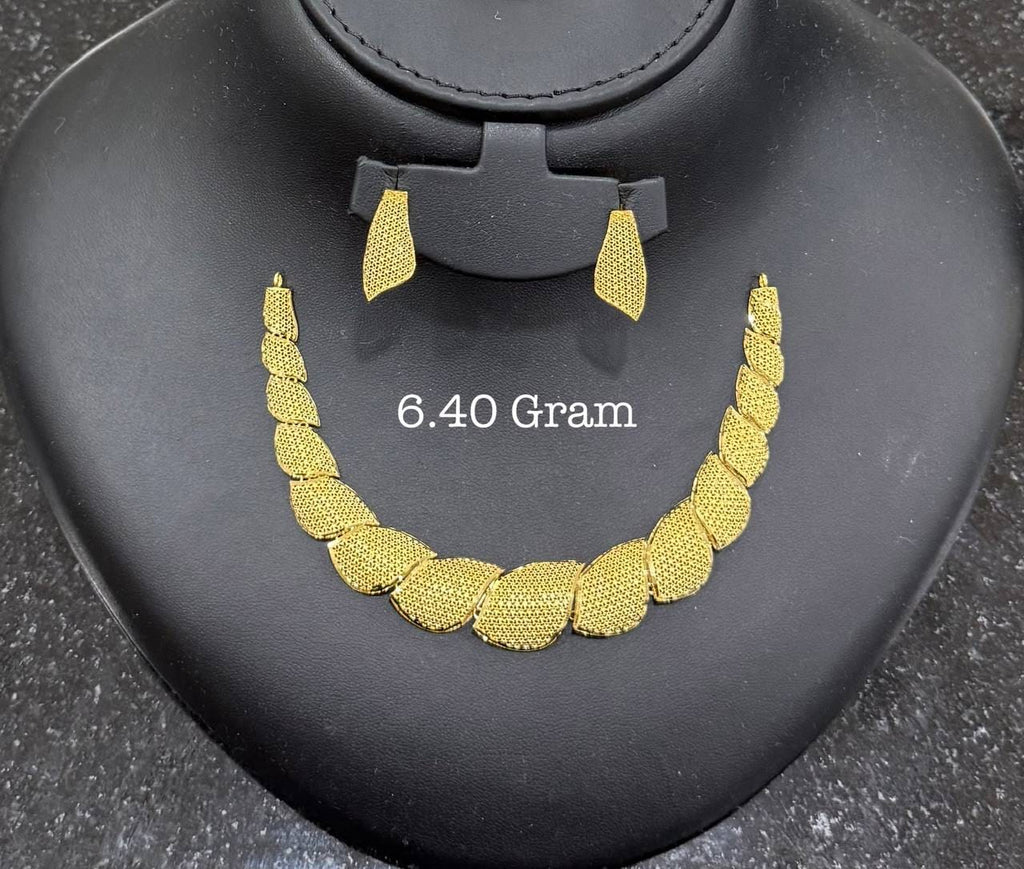 18 Karat Half Necklace Set in 6.40g
