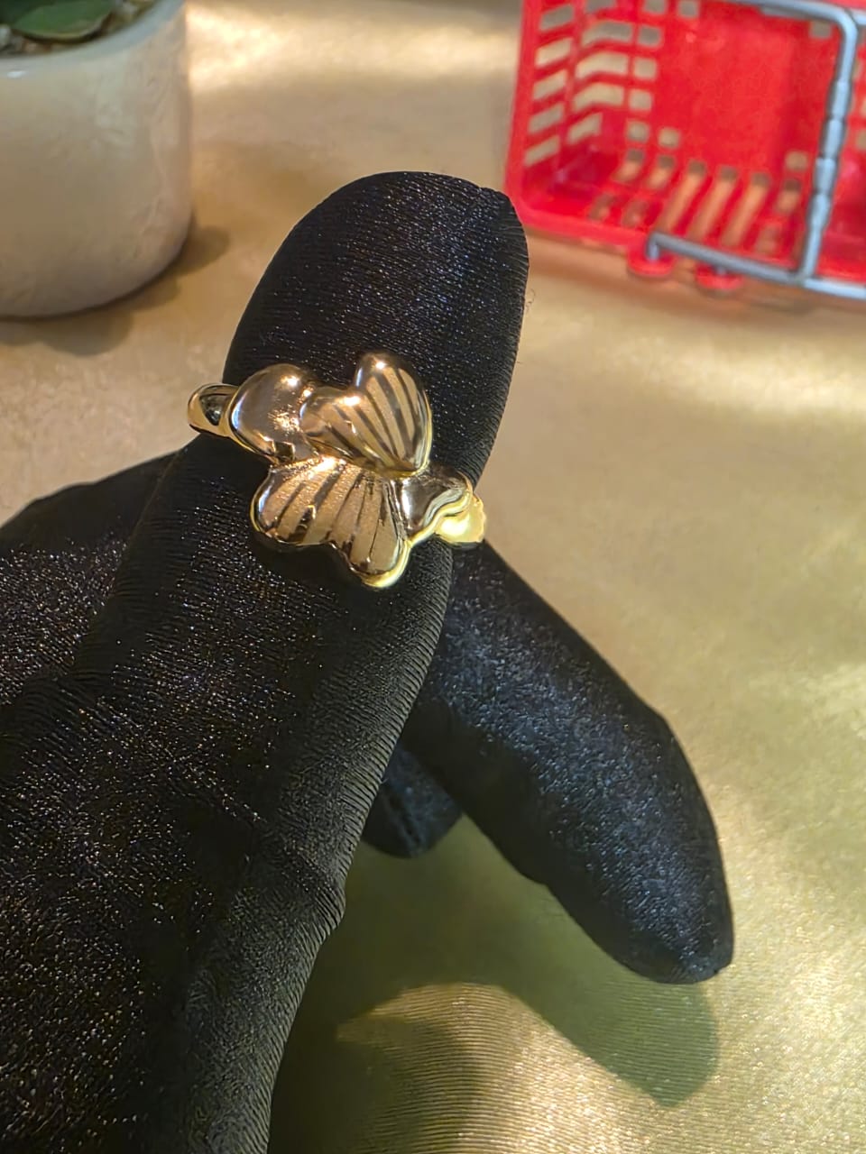 18 Karat Women Leaf Fashion Ring Size 8.5