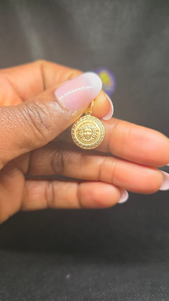 18 Karat Medusa Pendant 1g