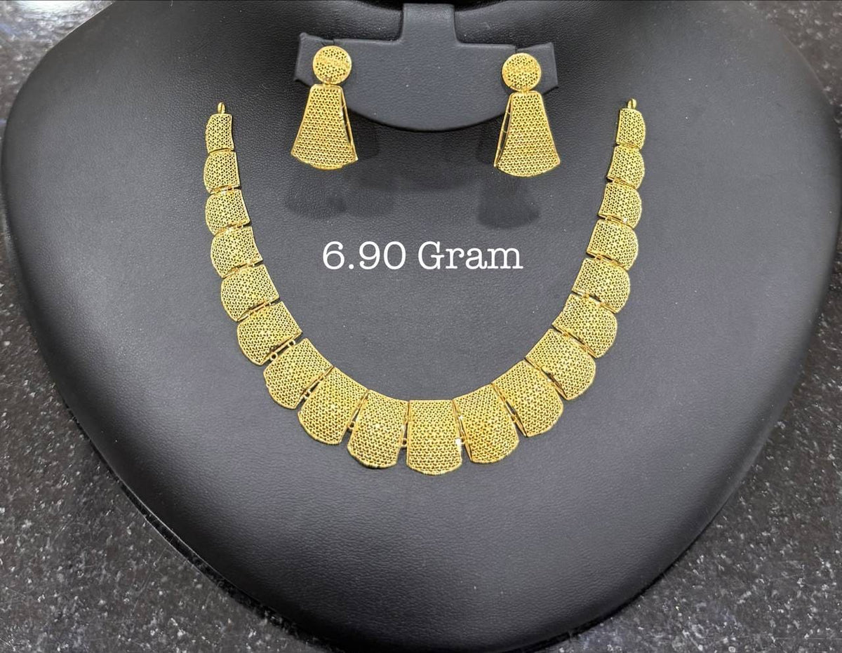 18 Karat Half Necklace Set in 6.90g