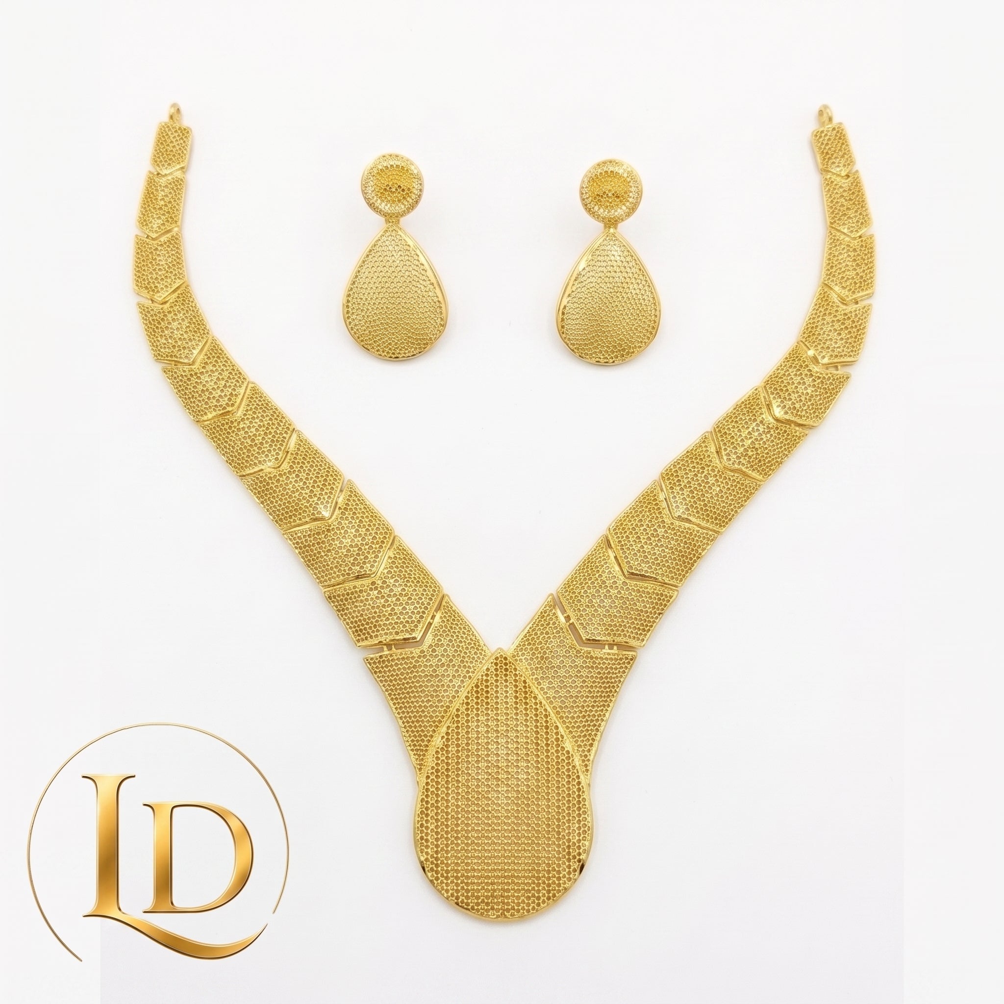 18 Karat Half Set Necklace in 8.2g