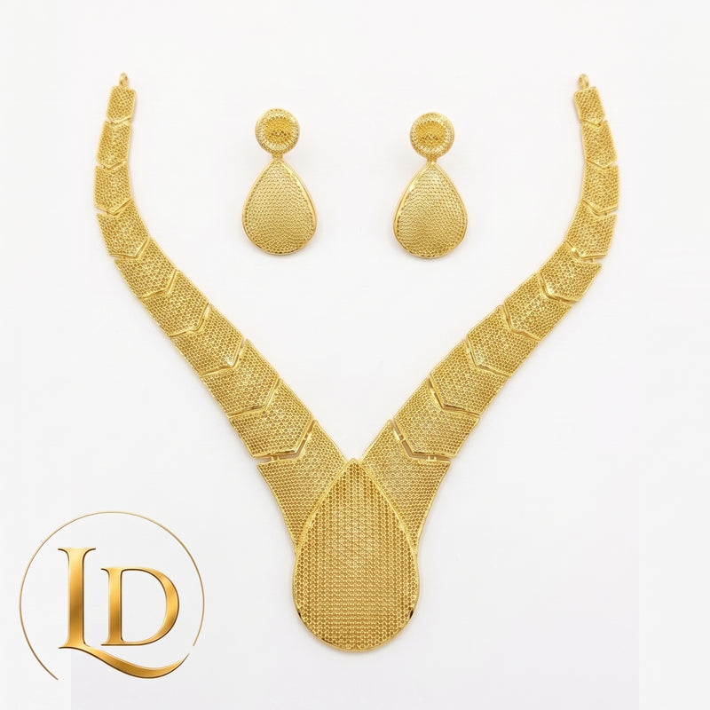 18 Karat Half Set Necklace in 8.2g
