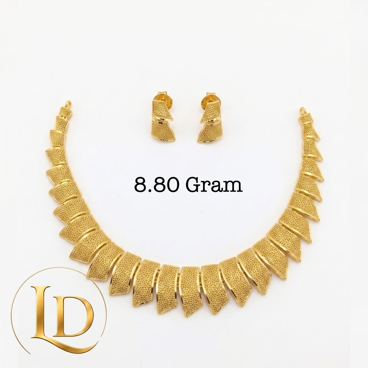 18 Karat Half Necklace Set in 8.80g