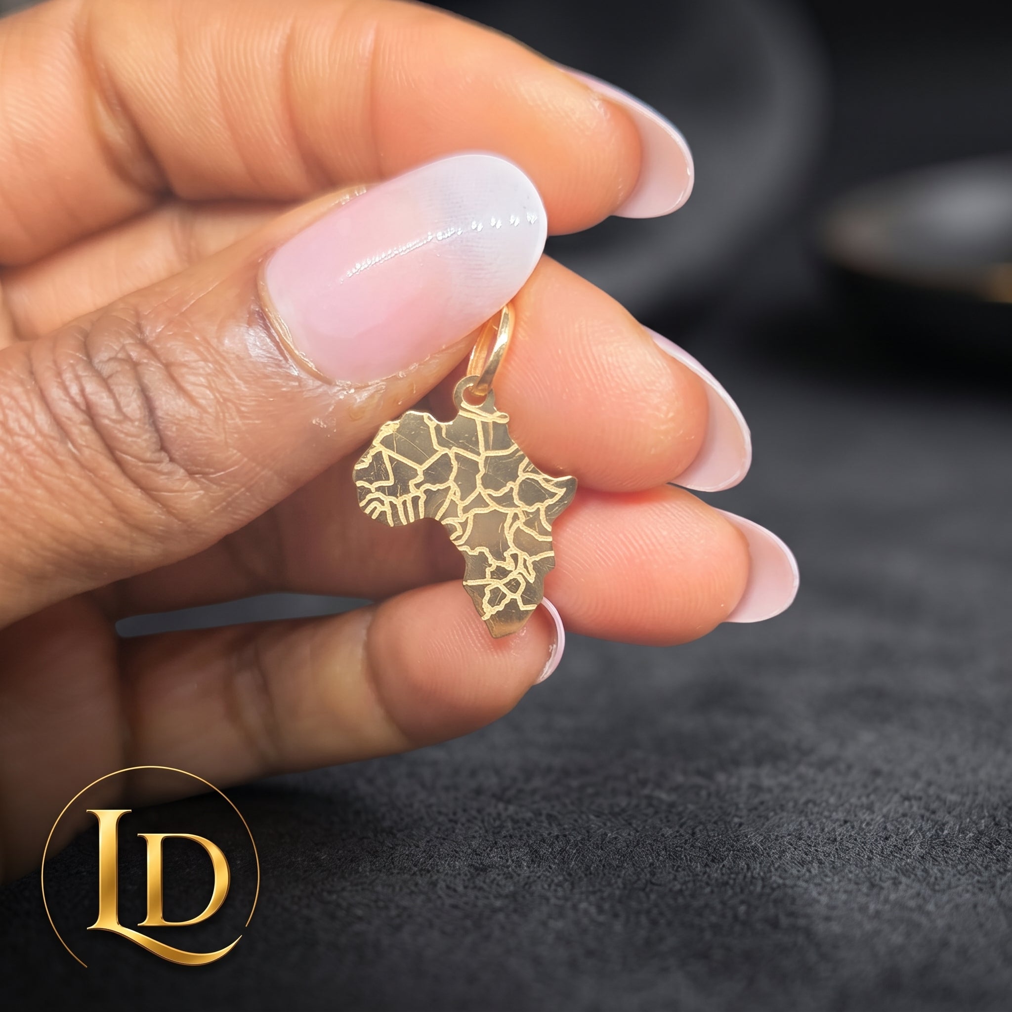 18 Karat Africa Map Pendant 1.12g
