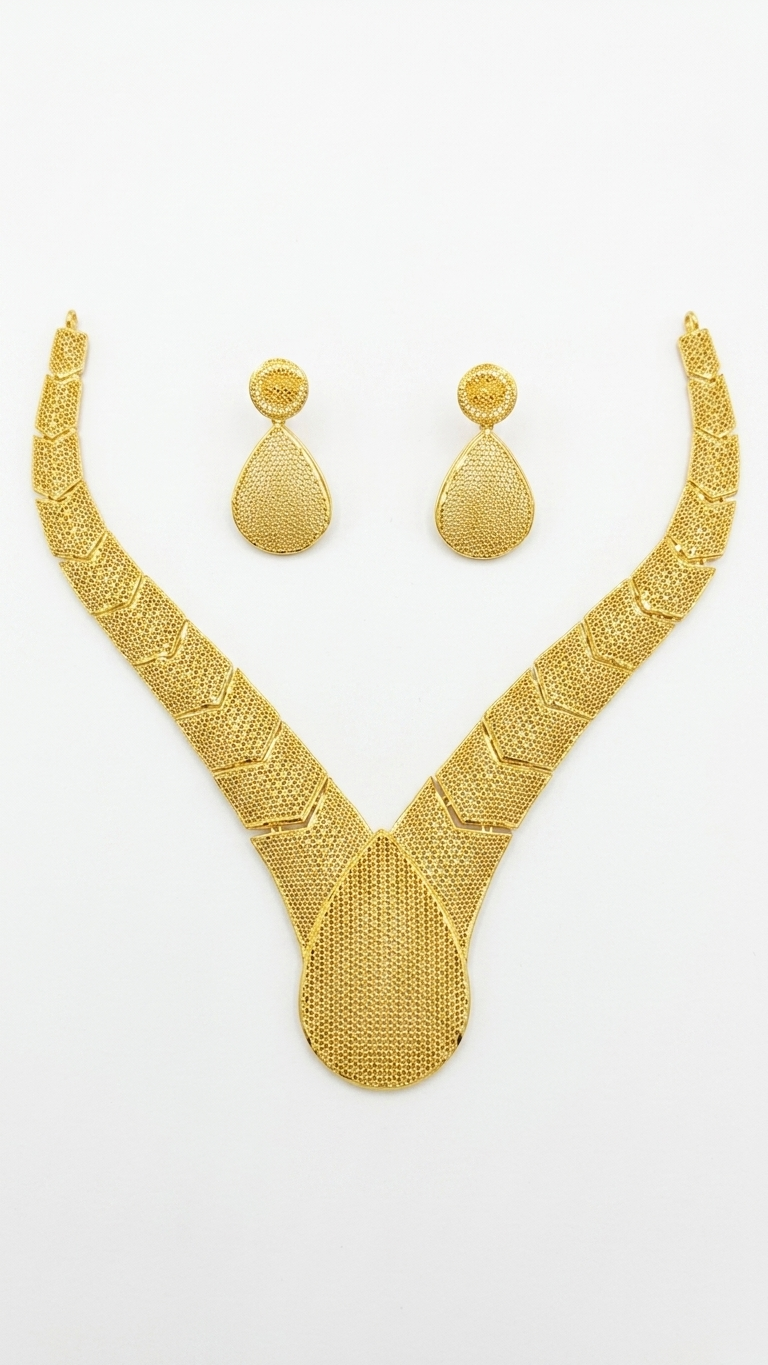 18 Karat Half Set Necklace in 8.2g